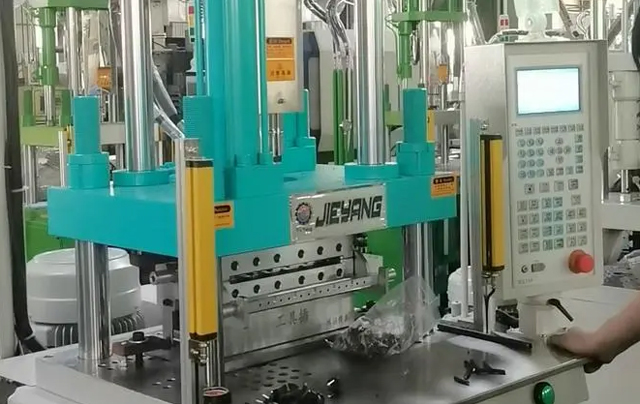 注塑机的类型与应用